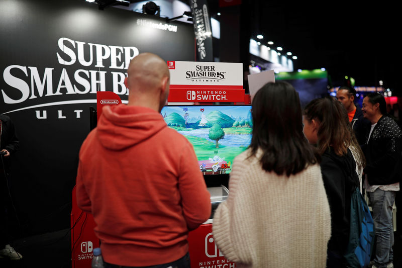 © Reuters. Visitantes jogam "Super Smach Bros. Ultimante" em Nintendo Switch durante feira de videogames em Paris, França
