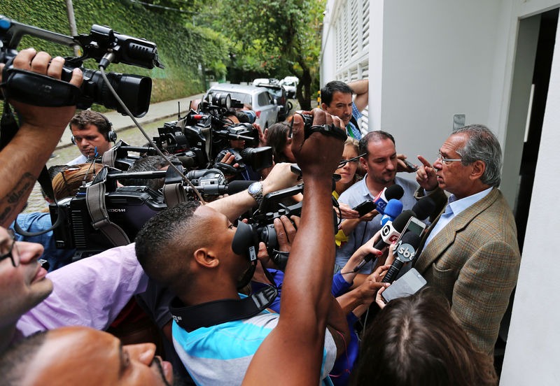 © Reuters. Economista Paulo Guedes concede entrevista ao chegar para reunião com presidente eleito Jair Bolsonaro no Rio de Janeiro