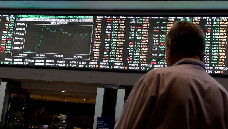 © Reuters. A visitor looks at an electronic board on the floor of Brazil's B3 in Sao Paulo