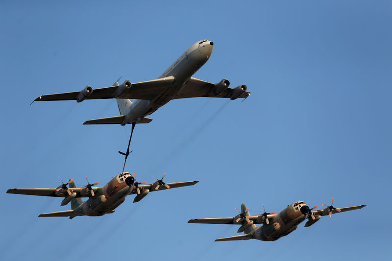 © Reuters. FILE PHOTO: An Israeli Air Force C-130 Hercules is refuelled by a Boeing 707 during an aerial demonstration at a graduation ceremony for Israeli airforce pilots at the Hatzerim air base