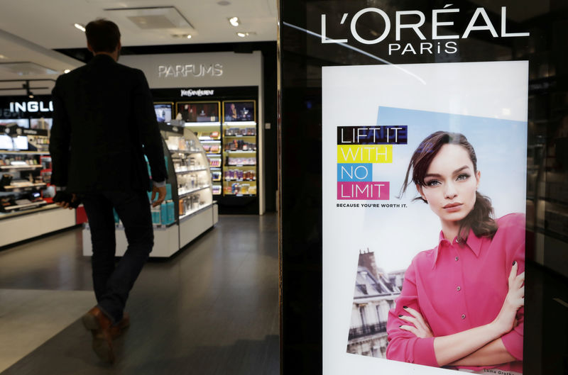 © Reuters. FILE PHOTO: A cosmetic display of French cosmetics group L'Oreal is seen at a duty free shop at the Nice International Airport, in Nice