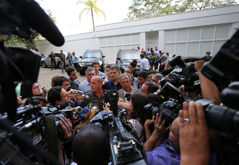 © Reuters. Onyx Lorenzoni e Paulo Guedes dão entrevista no Rio de Janeiro