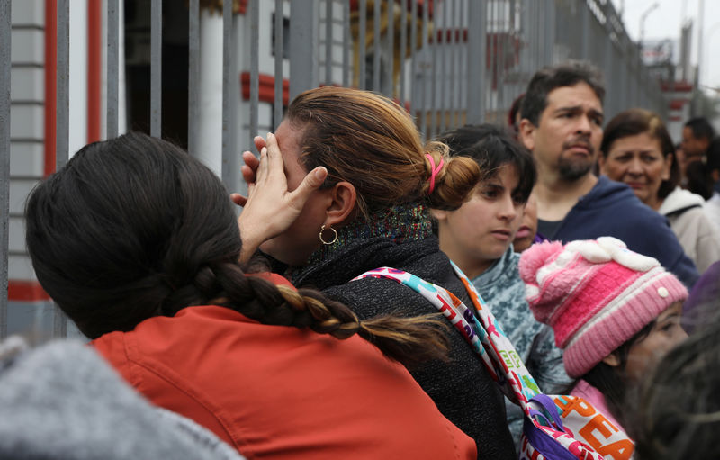 © Reuters. Imigrantes venezuelanos aguardam registro em Lima