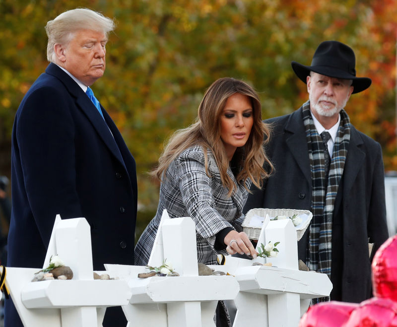 © Reuters. Trump e Melania visitam sinagoga em Pittsburgh