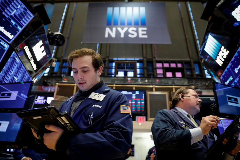 © Reuters. Traders work on the floor of the NYSE in New York