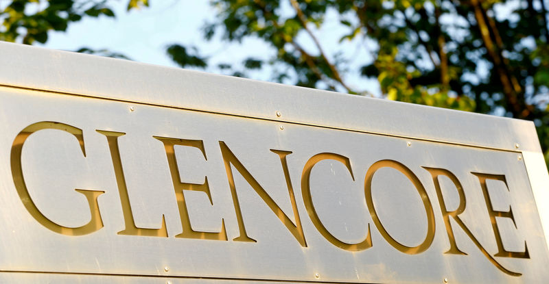 © Reuters. FILE PHOTO: The logo of commodities trader Glencore is pictured in Baar