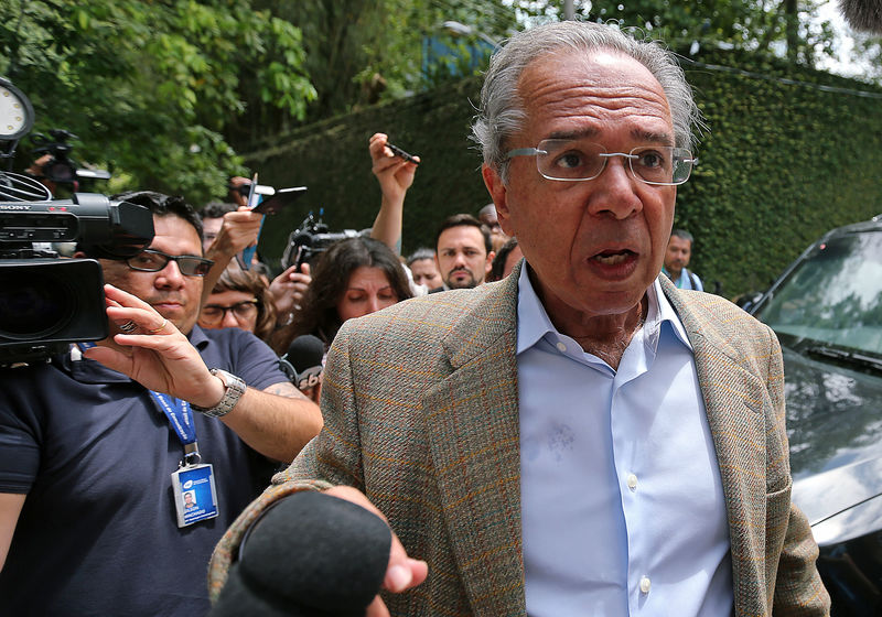 © Reuters. El economista Paulo Guedes llega a una reunión con el presidente electo de Brasil, Jair Bolsonaro, en Río de Janeiro.