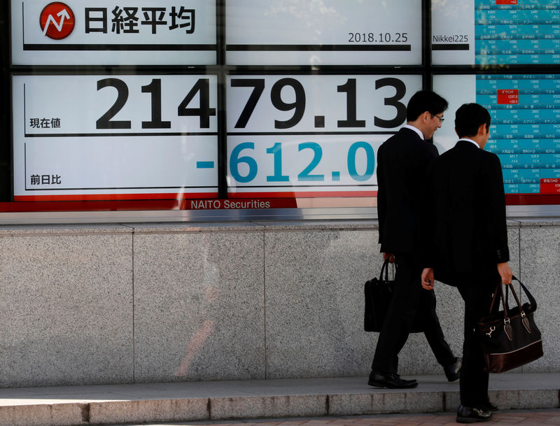 © Reuters. Табло с котировками индекса Nikkei в Токио