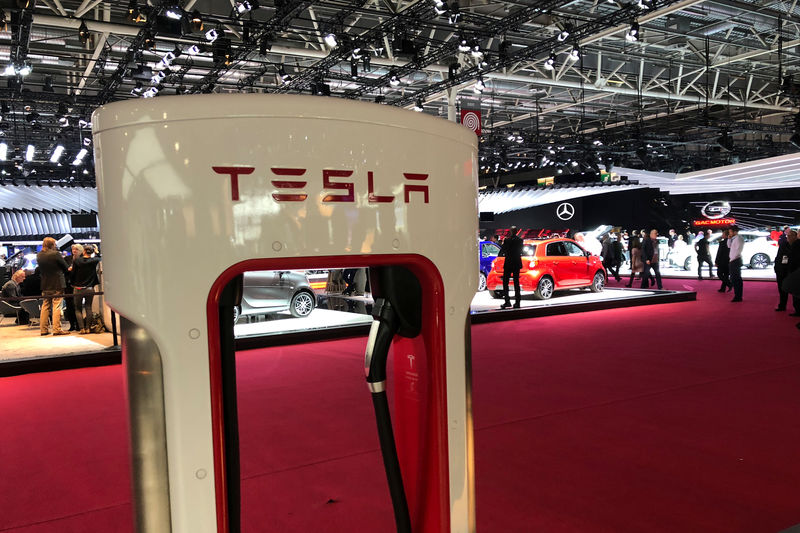 © Reuters. A Tesla supercharger sits on display at the Paris auto show in Paris