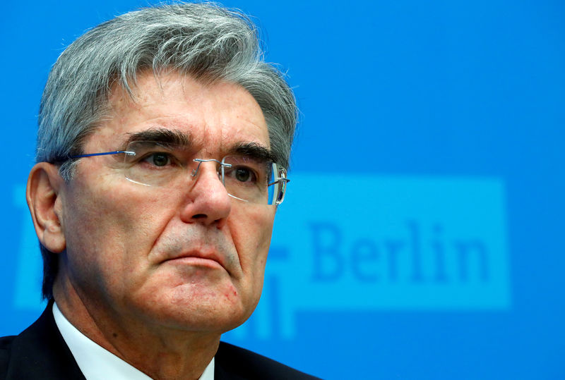 © Reuters. Siemens CEO Joe Kaeser looks on during a signing ceremony to invest in an innovation campus, in Berlin