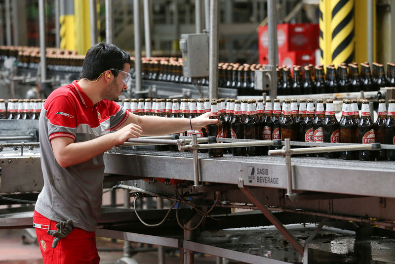 © Reuters. La linea di produzione della Birra Peroni a Roma