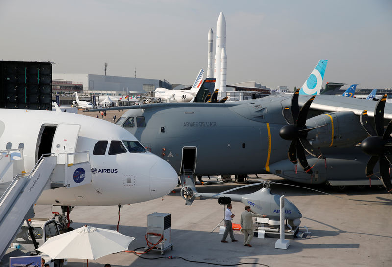 © Reuters. Самолеты Airbus A321neo и Airbus A400M на авиасалоне в Ле-Бурже