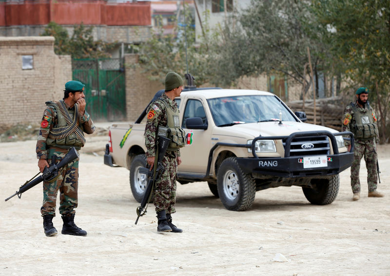 © Reuters. 25 قتيلا في تحطم هليكوبتر عسكرية أفغانية بينهم قائد كبير