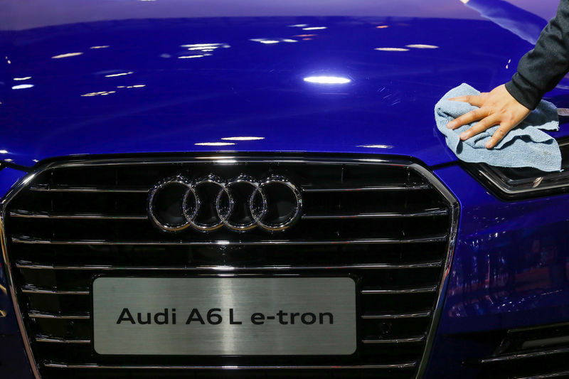 © Reuters. Staff member cleans the bonnet of an Audi A6 L e-tron electric car at the IEEV New Energy Vehicles Exhibition in Beijing