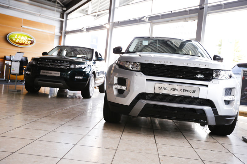 © Reuters. Range Rover Evoque cars are on display at car dealer in Berlin