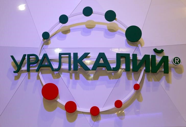 © Reuters. Логотип Уралкалия на Петербургском международном экономическом форуме
