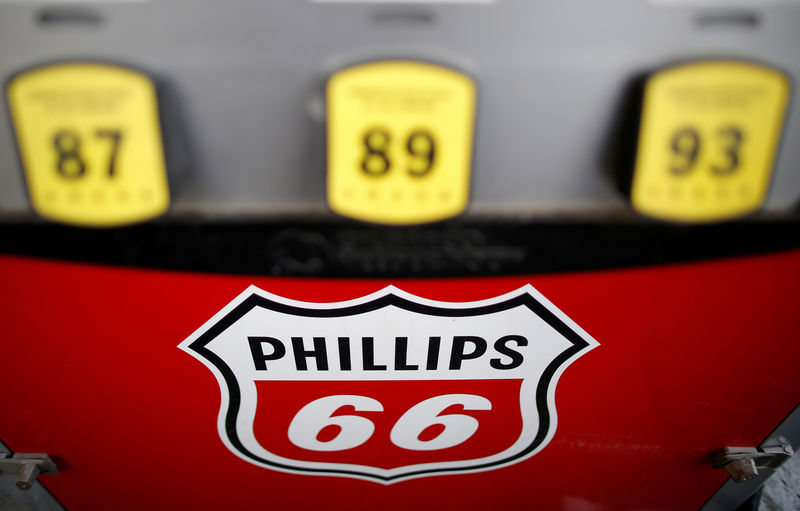 © Reuters. FILE PHOTO:    A Phillips 66 gas pump is seen at a station in the Chicago suburb of Wheeling