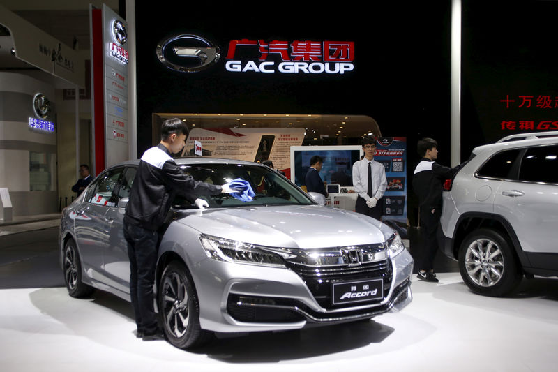 © Reuters. FILE PHOTO: A staff member cleans Honda brand's accord sedan model at the booth of Guangzhou Automobile Group during the Auto China 2016 auto show in Beijing