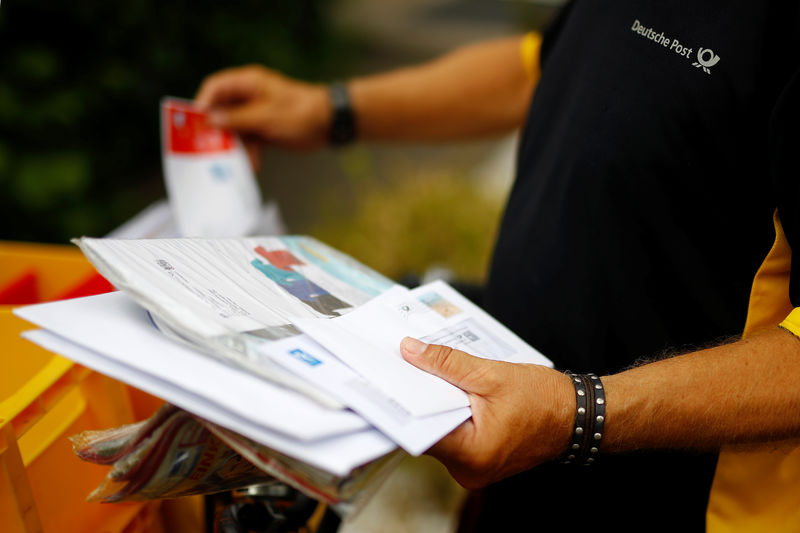 © Reuters. A postman of German mail services Deutsche Post AG delivers mail in Hanau