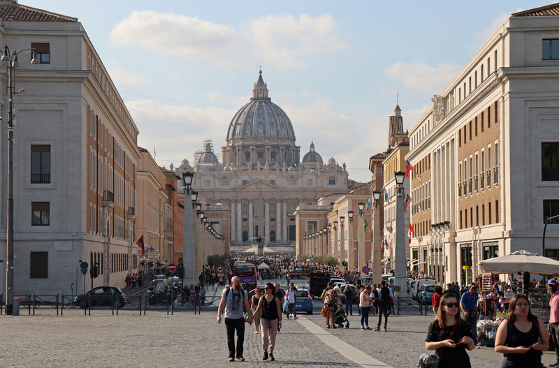 © Reuters. Investigan unos restos humanos hallados en la embajada del Vaticano en Roma