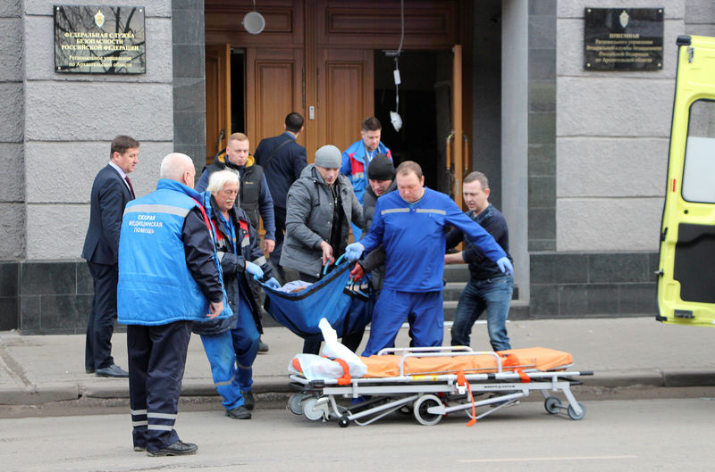 © Reuters. Equipe de resgate em local de ataque em Arkhangelsk, na Rússia