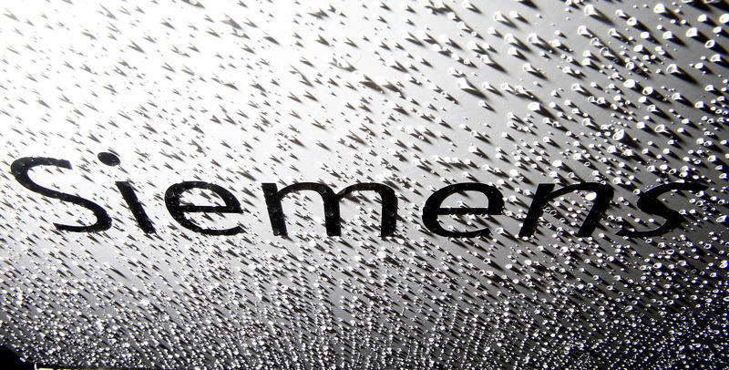 © Reuters. Company logo of Siemens is pictured after an annual news conference in Berliin