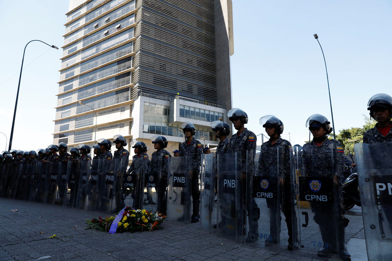 © Reuters. Homenagem a político de oposição Fernando Albán em frente a policiais em frente ao Sebin, em Caracas