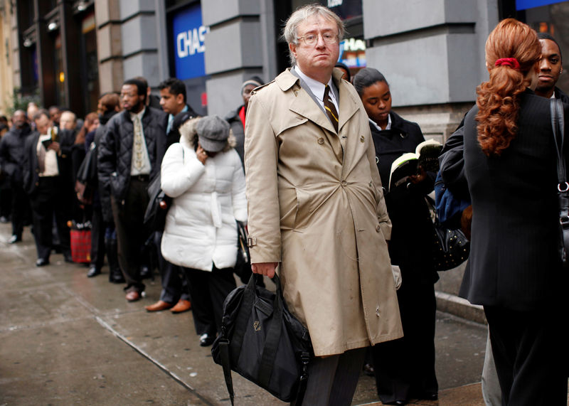 © Reuters. Pessoas fazem fila para feira de empregos em Nova York, nos Estados Unidos