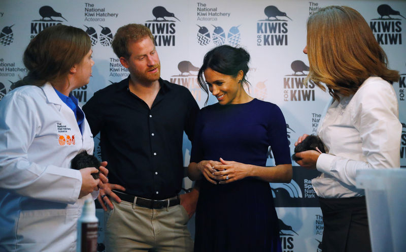 © Reuters. Príncipe britânico Harry e Meghan visitam programa de reprodução da ave kiwi em Rotorua, na Nova Zelândia