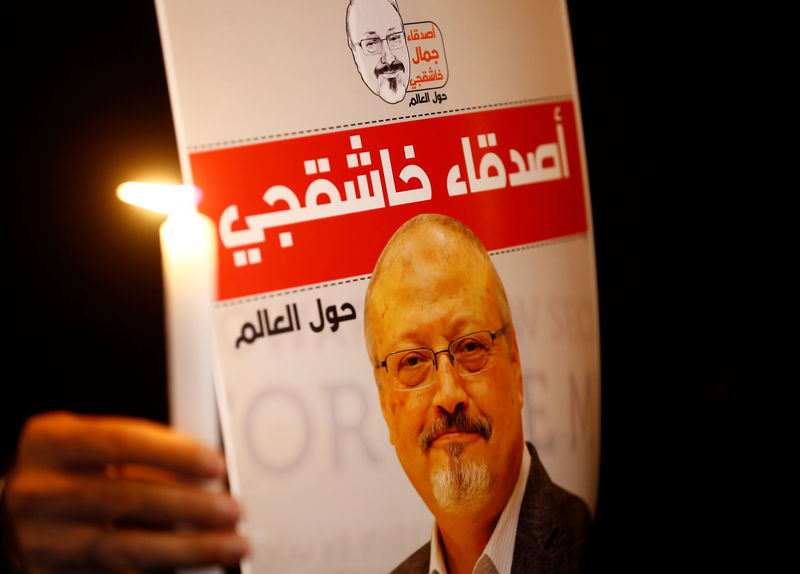 © Reuters. Manifestante segura cartaz com foto do jornalista Jamal Khashoggi do lado de fora do consulado da Arábia Saudita em Istambul, na Turquia