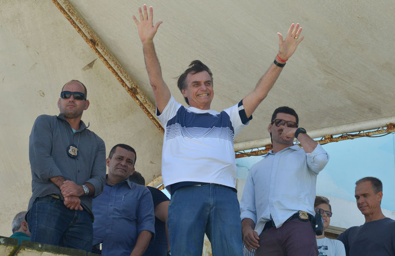 © Reuters. Presidente eleito Jair Bolsonaro acena durante visita à praia da Barra da Tijuca para assistir a uma apresentação de aviões