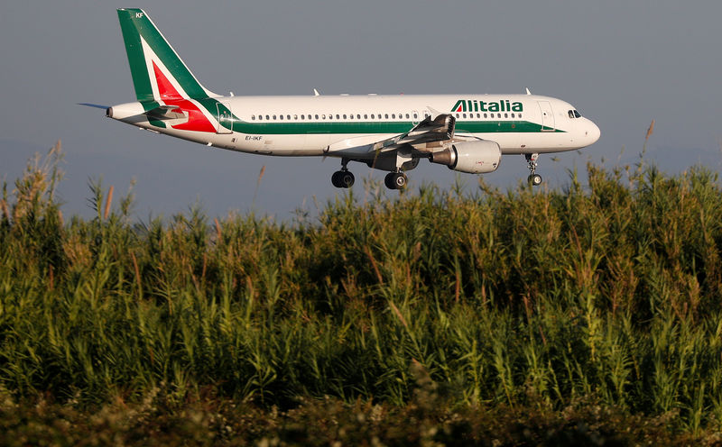 © Reuters. FILE PHOTO: An Alitalia Airbus A320 airplane approaches to land at Fiumicino airport in Rome