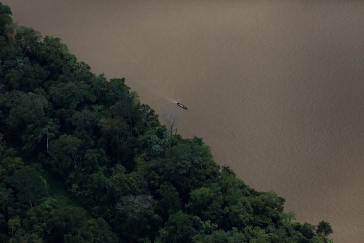 © Reuters. Barco em rio dentro de reserva ambiental em Uarini, no Estado do Amazonas