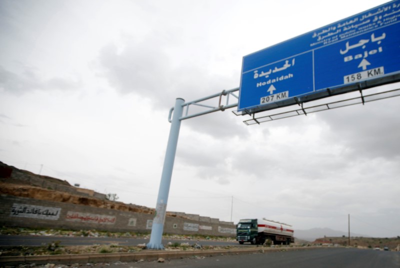 © Reuters. التحالف بقيادة السعودية يحشد قوات قرب الحديدة باليمن وسط تصاعد الضغوط لإنهاء الحرب