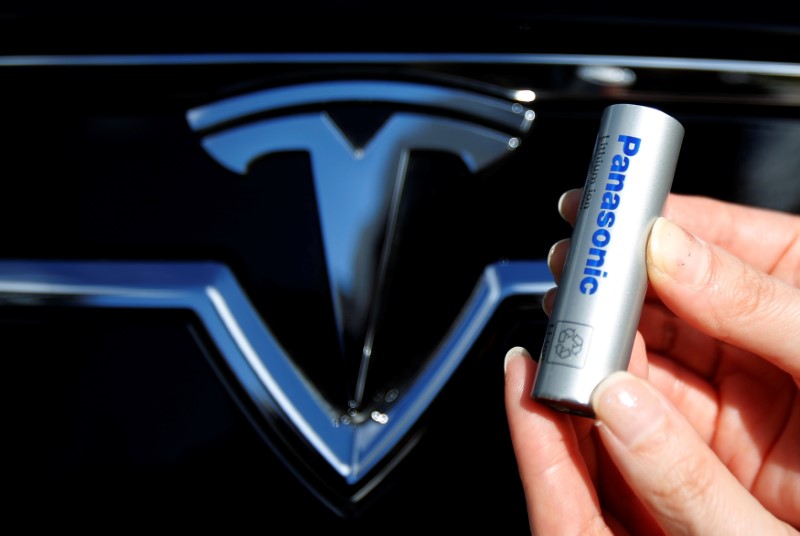 © Reuters. Bateria da Panasonic diante de logo da Tesla em Tóquio, Japão