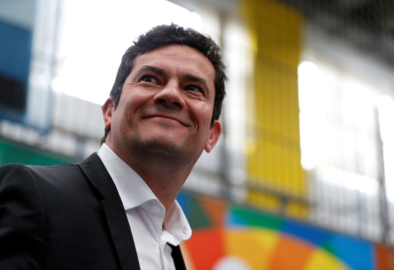 © Reuters. Moro aguarda para votar em Curitiba