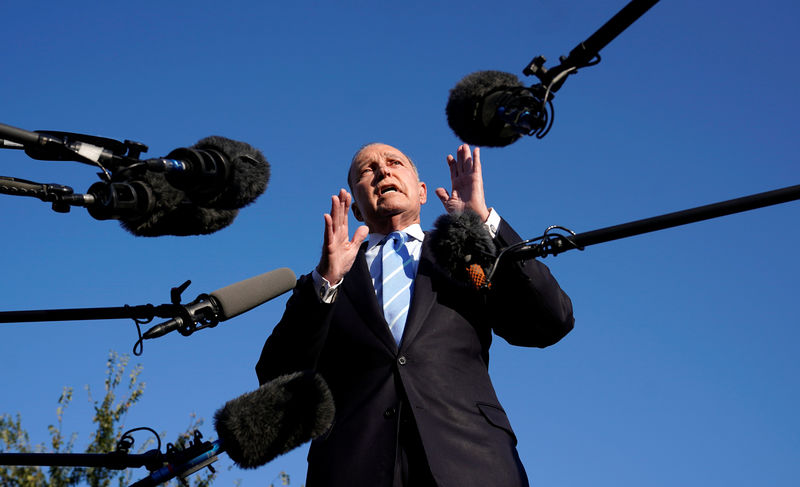 © Reuters. Kudlow speaks to reporters at the White House in Washington