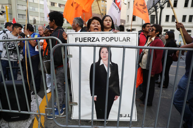 © Reuters. Manifestantes apoiam Keiko Fujimori em Lima