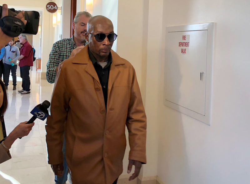 © Reuters. FILE PHOTO: Plaintiff Dewayne Johnson leaves the courtroom following a post-trial hearing at the Superior Court in San Francisco