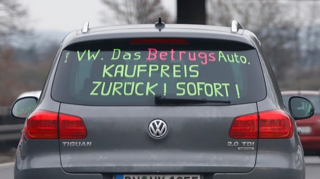 © Reuters. A man drives his Volkswagen Tiguan 2.0 litres TDI Diesel on the A59 motorway near Bonn