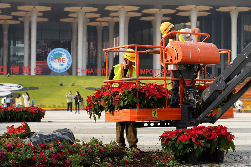© Reuters. Trabajadores en la China International Import Expo (CIIE) en Shangái
