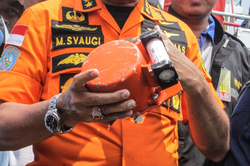 © Reuters. انتشال صندوق أسود من حطام الطائرة الإندونيسية المنكوبة