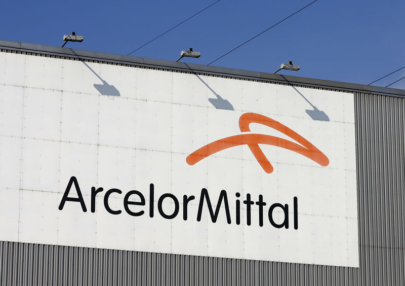 © Reuters. Логотип ArcelorMittal на заводе компании в Серене близ бельгийского города Льеж