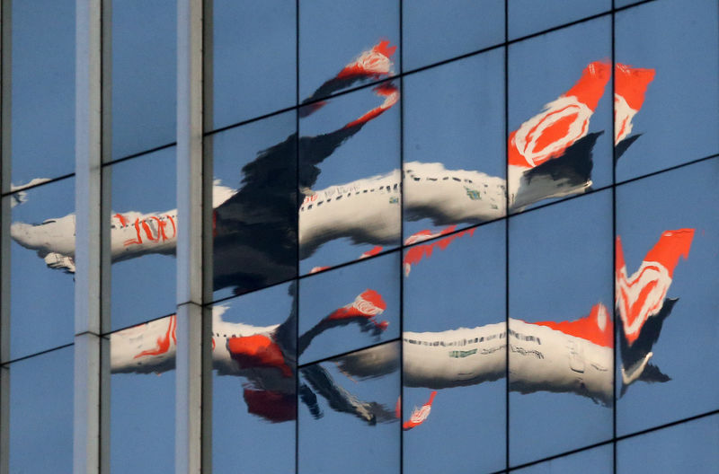 © Reuters. An aircraft of Gol Linhas Aereas Inteligentes SA is seen reflected in a building mirror as it departs from Congonhas airport in Sao Paulo