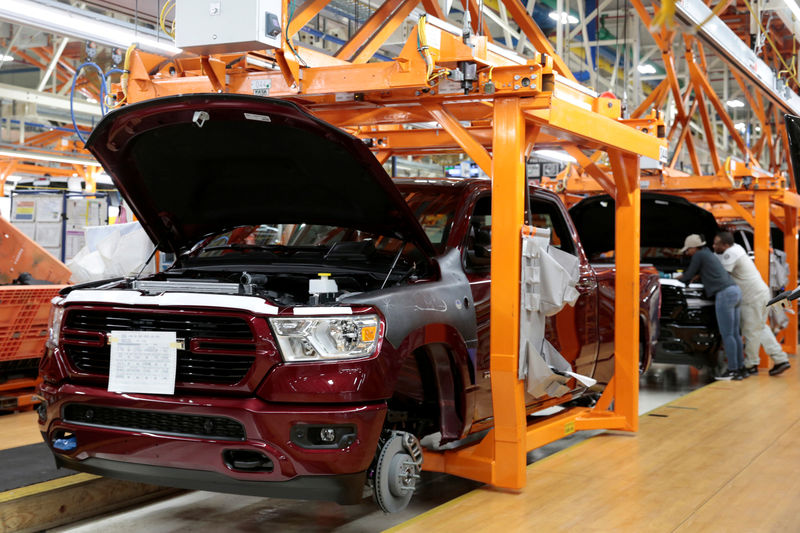 © Reuters. FILE PHOTO: Fiat Chrysler Automobiles assembly workers build 2019 Ram pickup trucks on 'Verticle Adjusting Carriers' at the FCA Sterling Heights Assembly Plant in Sterling Heights Michigan