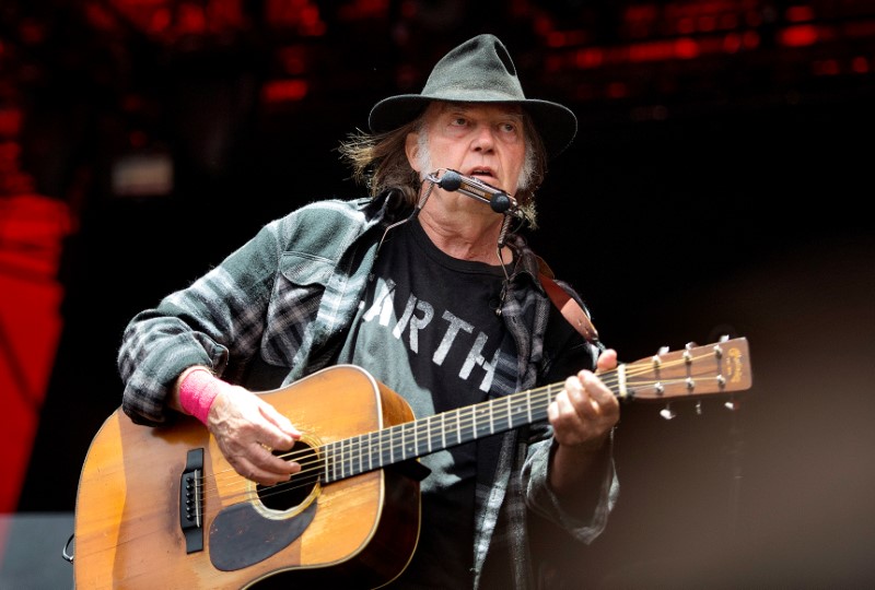 © Reuters. El músico Neil Young confirma su matrimonio con la actriz Daryl Hannah