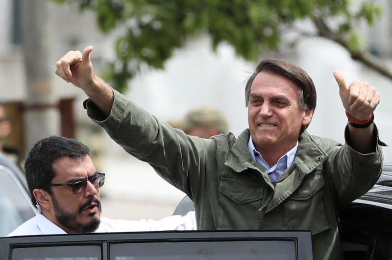 © Reuters. Presidente eleito do Brasil, Jair Bolsonaro, gesticula após votar no Rio de Janeiro
