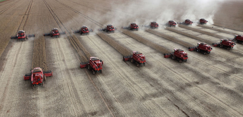 © Reuters. Maquinário agrícola colhe soja em Cuiabá, Mato Grosso