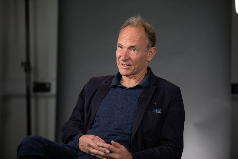 © Reuters. El inventor de Internet, Tim Berners-Lee, habla durante una entrevista antes de pronunciar un discurso en el Festival Mozilla 2018, en Londres