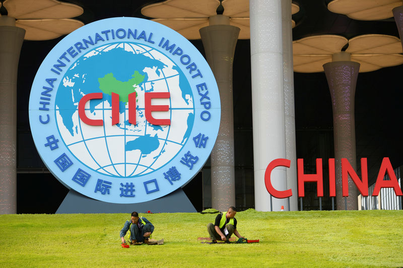 © Reuters. Homens trabalham nos preparativos da Exposição Internacional de Importação da China em Xangai. 26/10/2018 . REUTERS/Stringer